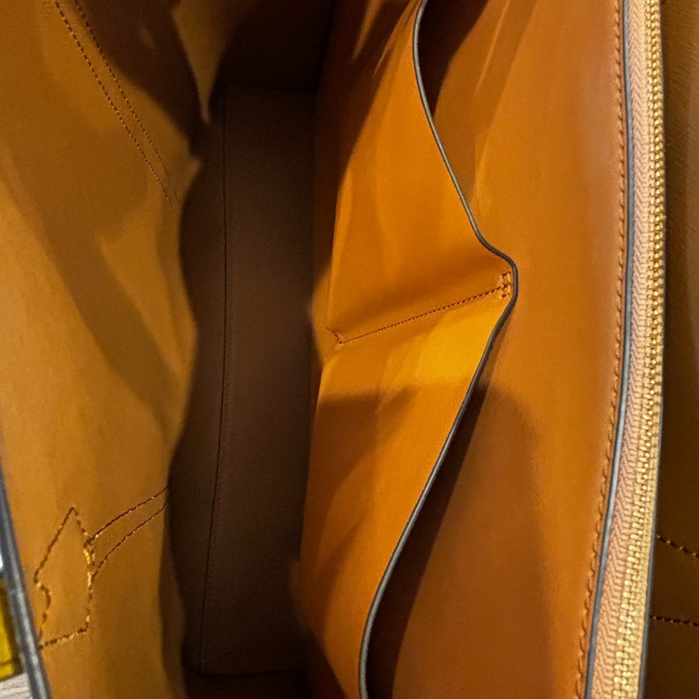 New - Tory Burch Tote. - Picture 5 of 8